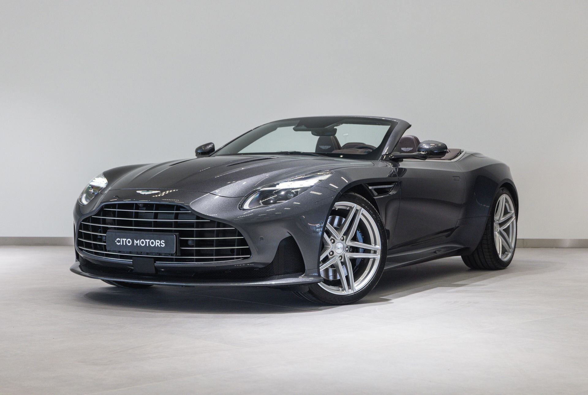 Aston Martin DB12 Volante - Afbeelding 1