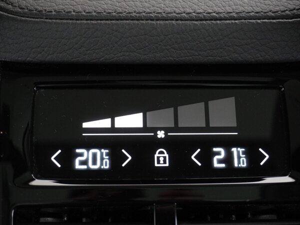 4 Zone Electronic Climate Control met touchscreen bediening op de tweede zitrij en gekoeld dashboardkastje