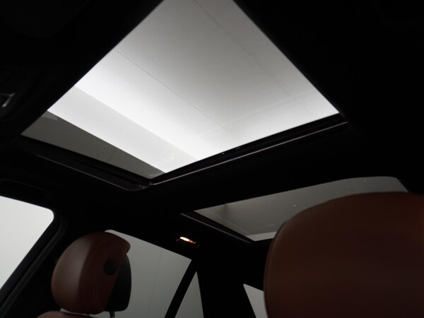 Panoramaschuifdak elektrisch van glas met comfortsluiting, inklembeveiliging en PRE-SAFE-sluitfunctie