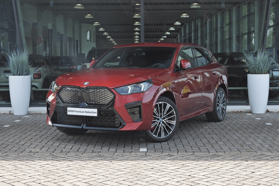 BMW iX2 eDrive20 M Sport - Afbeelding 1