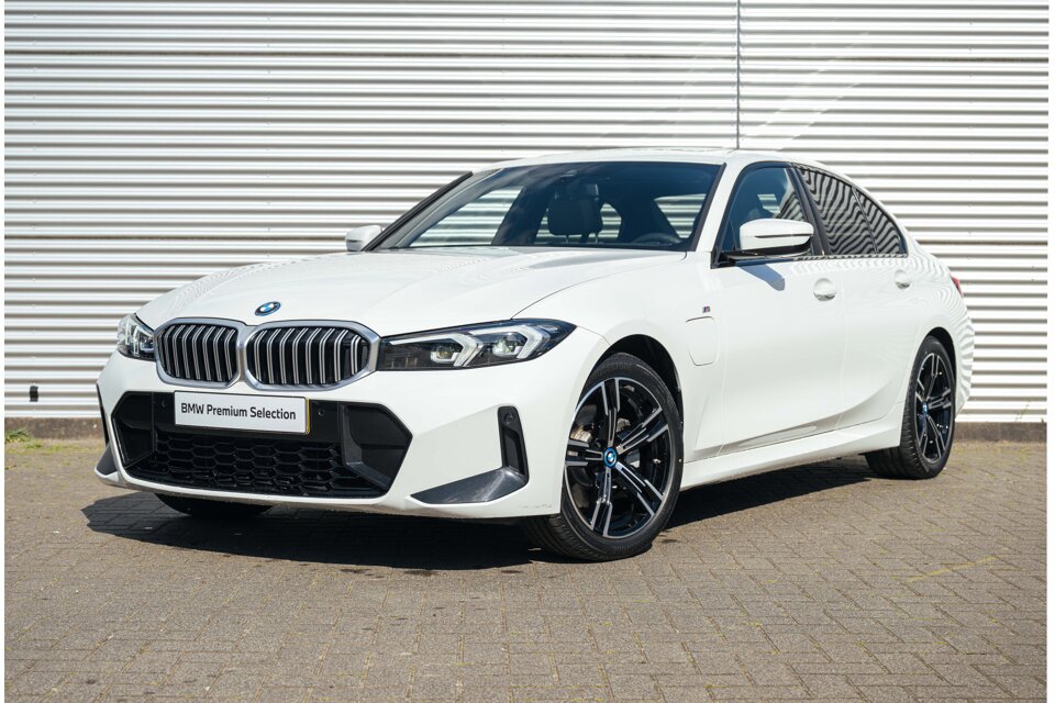 BMW 3 Serie 330e M Sport Automaat - Afbeelding 1