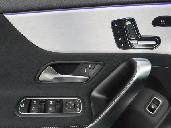 Elektrisch verstelbare bestuurderszetel met geheugenfunctie Elektrisch verstelbare bestuurderszetel met geheugenfunctie