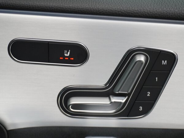 Elektrisch verstelbare passagiersstoel vooraan met geheugenfunctie Elektrisch verstelbare passagiersstoel vooraan met geheugenfunctie