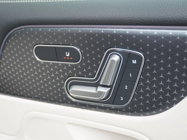 Elektrisch verstelbare voorstoelen met geheugenfunctie Elektrisch verstelbare voorstoelen met geheugenfunctie