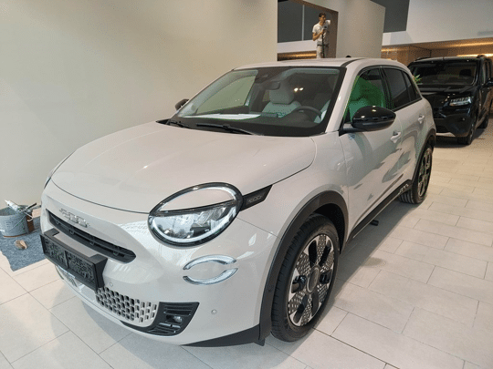 Fiat 600 ELECTRIC M24 LA PRIMA* SFEERVERLICHTING* FULL LED* AUTO GROOTLICHT* KEYLESS* ACC* ALU VELGEN *