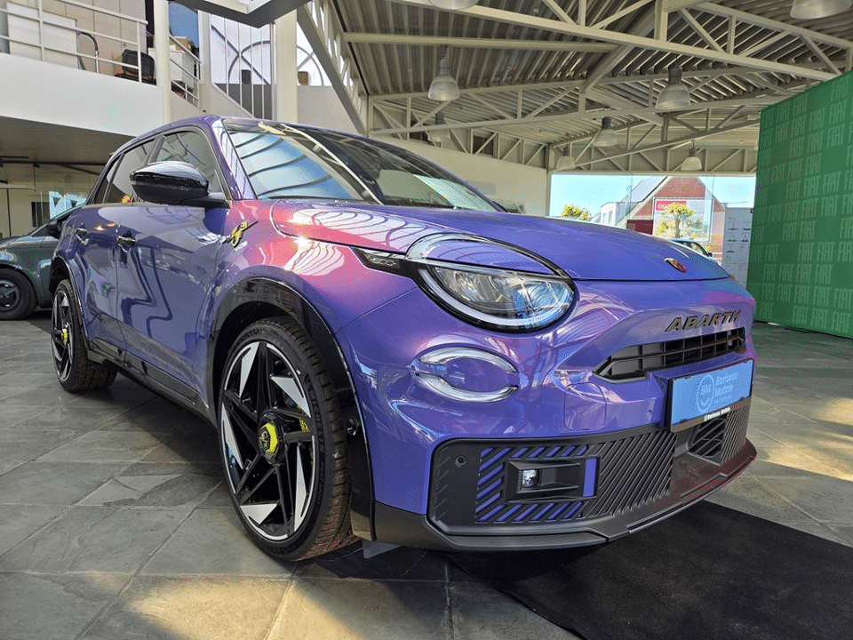 Abarth 600e SCORPIONISSIMA * TECH PACK* ALCANTARA SABELT SPORTSEATS * 20 INCH PILOT SPORT VELGEN * - Afbeelding 1