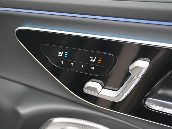 Passagiersstoel vooraan met geheugenfunctie met 3 opslagmogelijkheden, elektrisch verstelbare stuurkolom en buitenspiegels met geheugenfunctie, elektrische afstelling van de zitafstand, elektrische afstelling van de hoofdsteunen