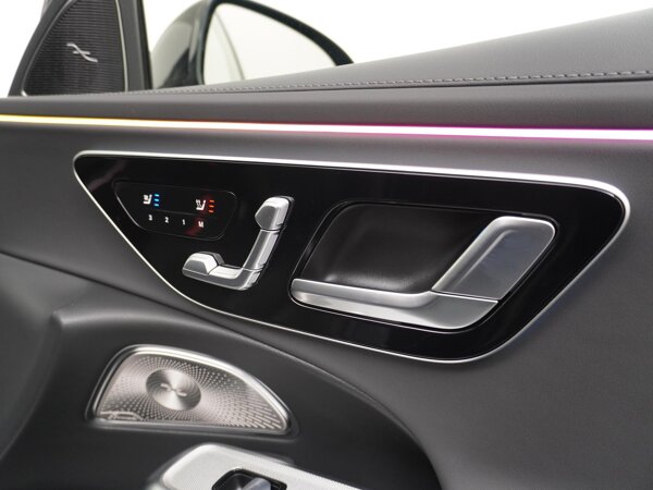 Passagiersstoel vooraan met geheugenfunctie met 3 opslagmogelijkheden, elektrisch verstelbare stuurkolom en buitenspiegels met geheugenfunctie, elektrische afstelling van de zitafstand, elektrische afstelling van de hoofdsteunen Passagiersstoel vooraan met geheugenfunctie met 3 opslagmogelijkheden, elektrisch verstelbare stuurkolom en buitenspiegels met geheugenfunctie, elektrische afstelling van de zitafstand, elektrische afstelling van de hoofdsteunen