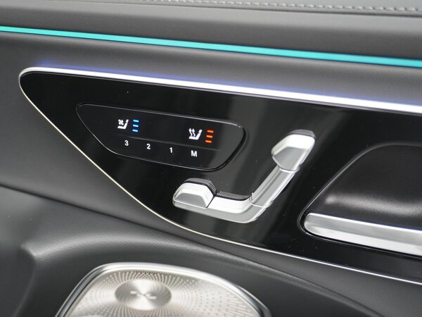 Passagiersstoel vooraan met geheugenfunctie met 3 opslagmogelijkheden, elektrisch verstelbare stuurkolom en buitenspiegels met geheugenfunctie, elektrische afstelling van de zitafstand, elektrische afstelling van de hoofdsteunen