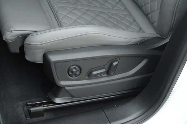 Stoelen vóór, elektrisch verstelbaar Stoelen vóór, elektrisch verstelbaar