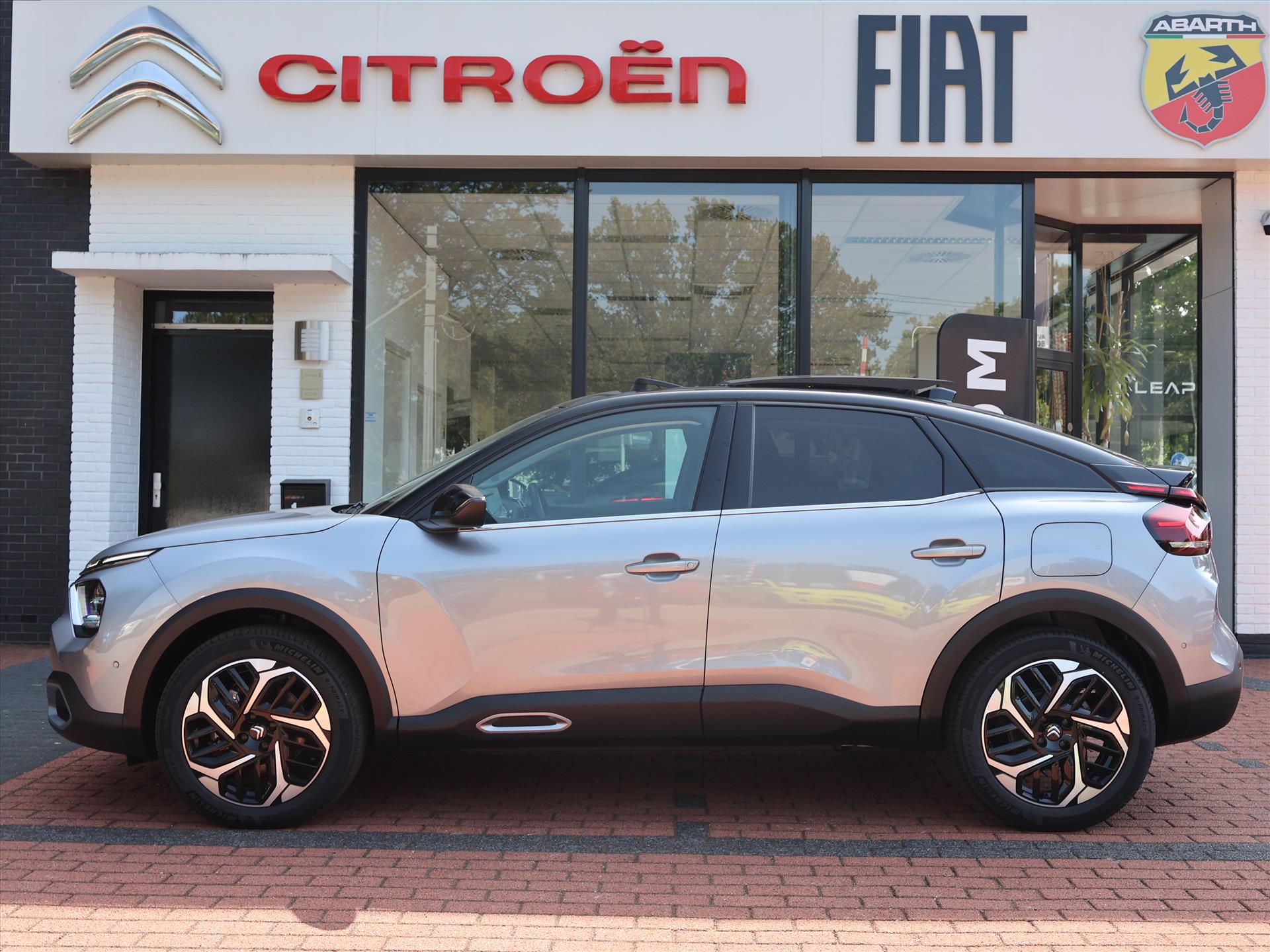 Citroën C4 PureTech 130PK S&S EAT8 Automaat Max, Rijklaarprijs | Panoramadak | Adaptieve Cruise | Leder | Stoelverwarming - Afbeelding 3