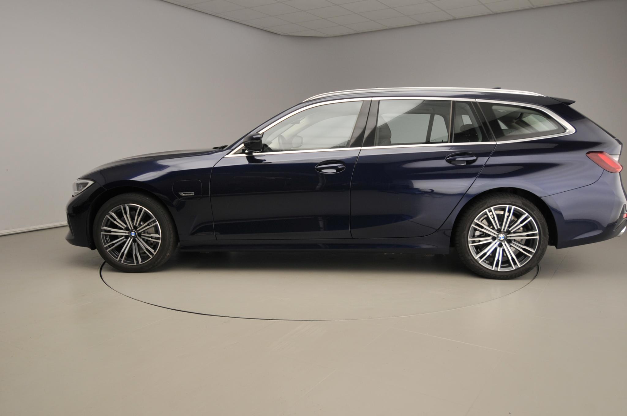 BMW 3 Serie Touring 330e - Afbeelding 2