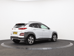 Hyundai KONA EV Premium 64 kWh | Afn. Trekhaak | Navigatie | - Afbeelding 2