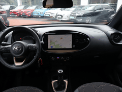 Toyota Aygo X 1.0 VVT-i 72PK Envy, Rijklaarprijs | Navigatie | Camera | 18 inch wielen | Mirror Screen | JBL Audio | Armsteun - Afbeelding 5