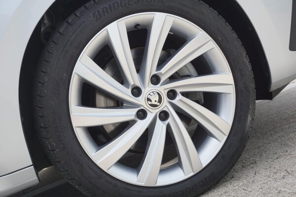 Lichtmetalen velgen 18" Vega Aero zwart met banden 225/45 R18