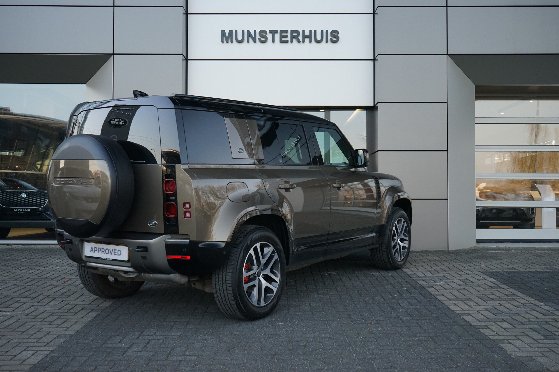 Land Rover Defender Hard Top 3.0 D200 110 MHEV X-Dynamic SE | Occasion Lease vanaf € 1.569,00 p/m - Afbeelding 2