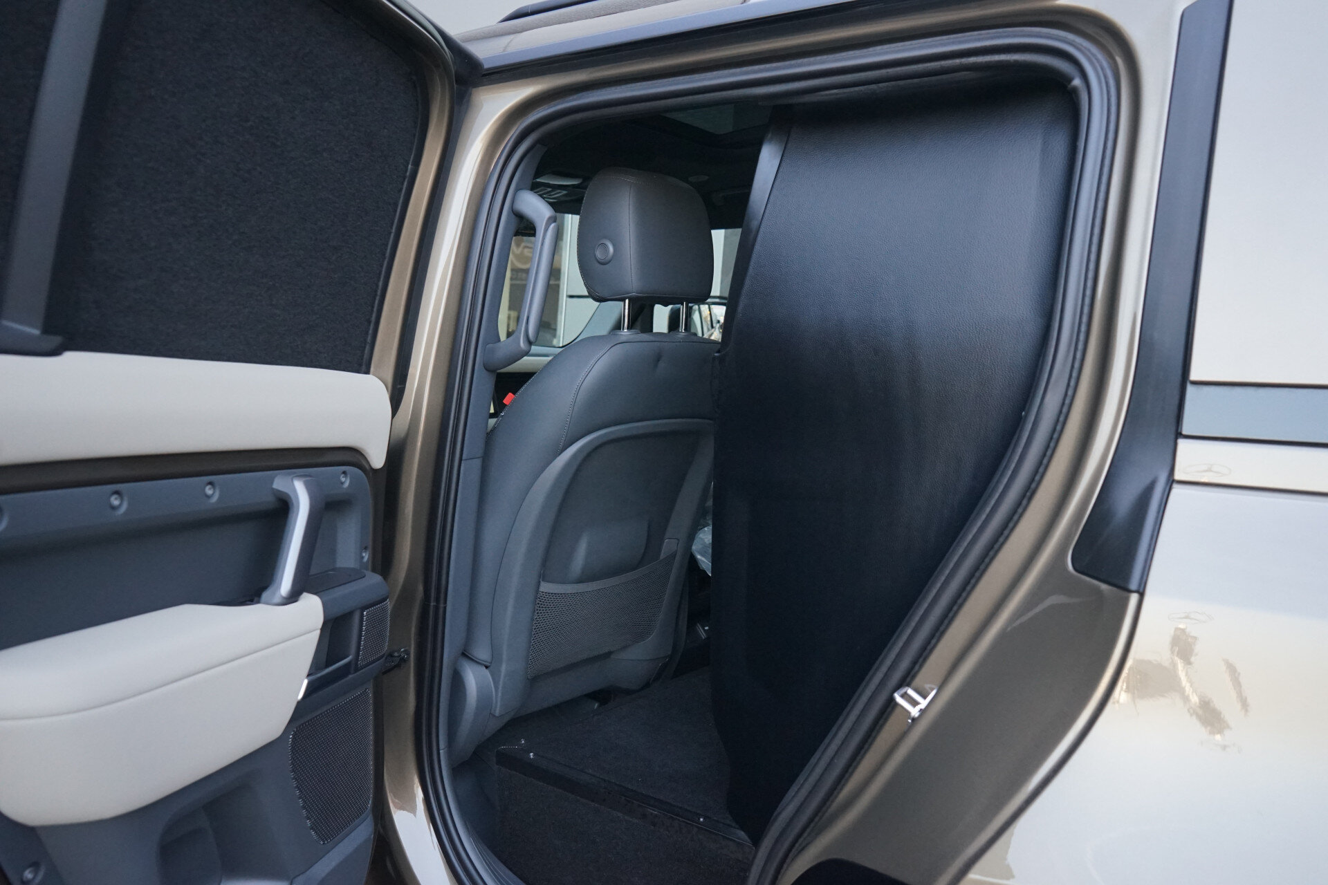 Land Rover Defender Hard Top 3.0 D200 110 MHEV X-Dynamic SE | Occasion Lease vanaf € 1.569,00 p/m - Afbeelding 4