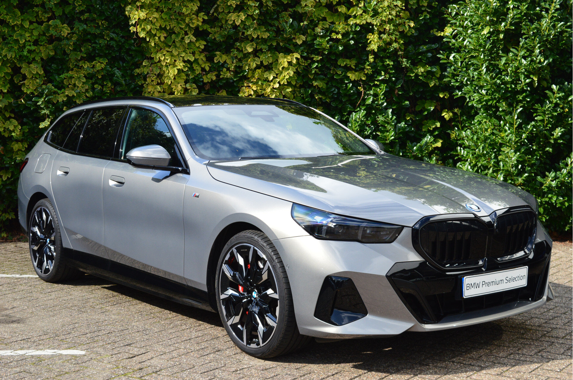 BMW 5 Serie Touring 550e xDrive M Sport Automaat - Afbeelding 2