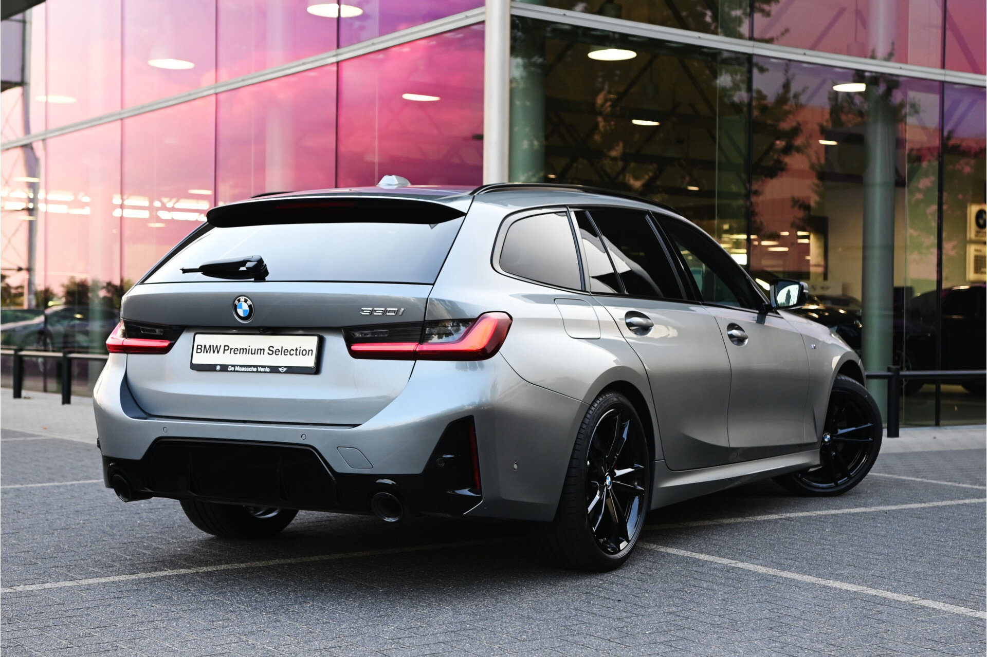 BMW 3 Serie Touring 330i M Sport Automaat - Afbeelding 2