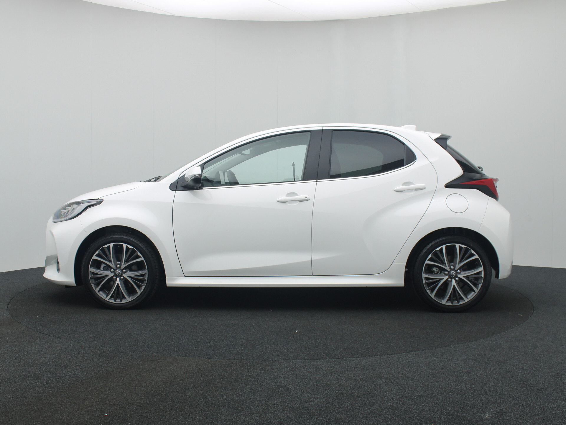 Toyota Yaris 1.5 Hybrid Executive Limited | Nieuw direct leverbaar - Afbeelding 2