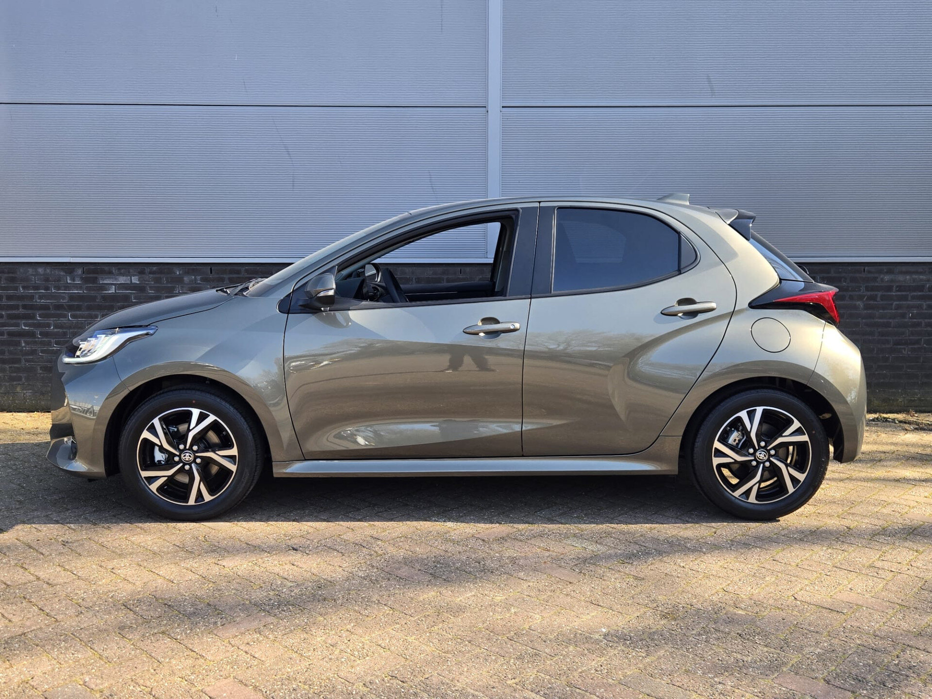 Toyota Yaris 1.5 Hybrid 115 First Edition Demonstratie Auto ! - Afbeelding 5