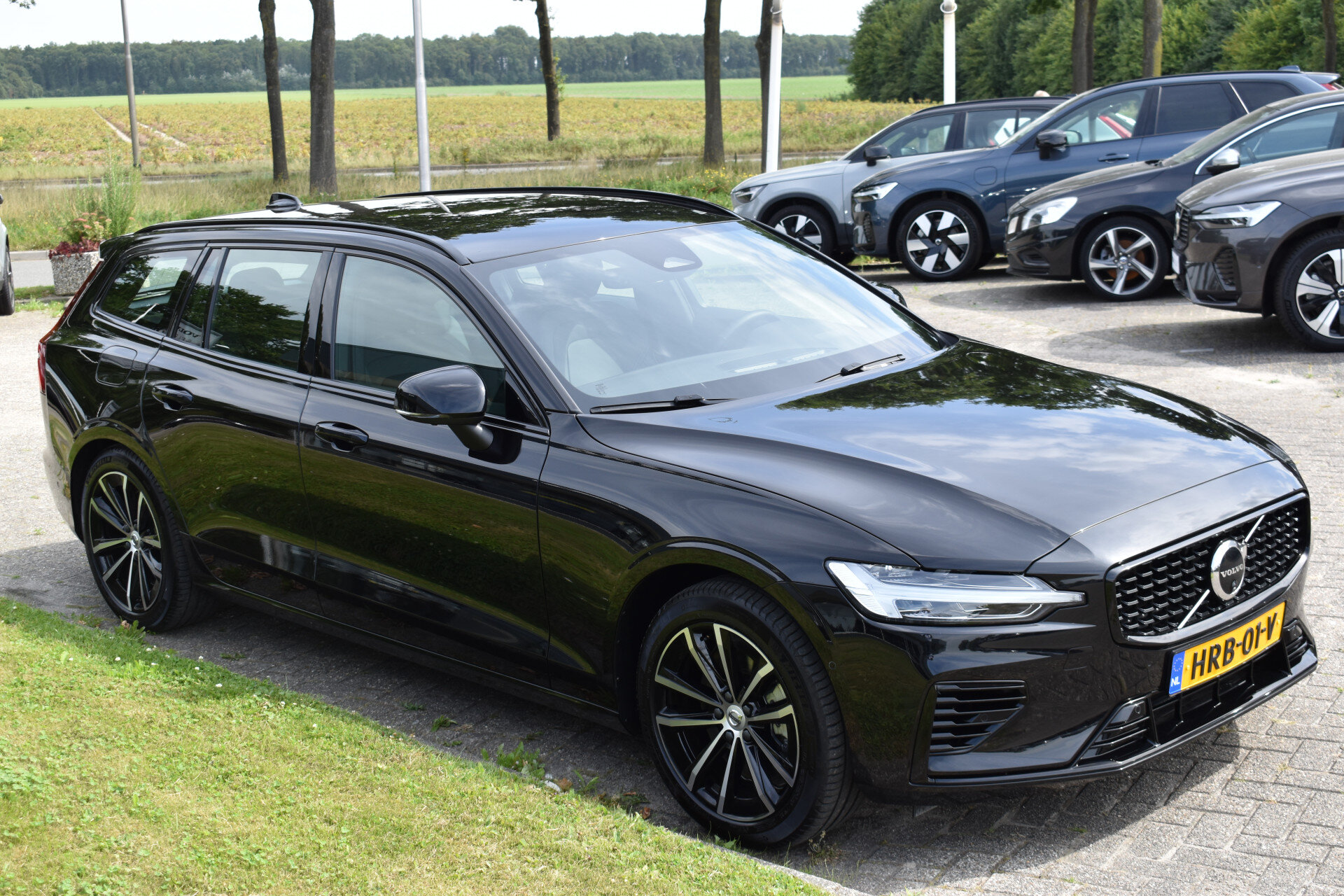 Volvo V60 T6 AWD 350PK Plug-in Hybrid Plus Dark - Afbeelding 2