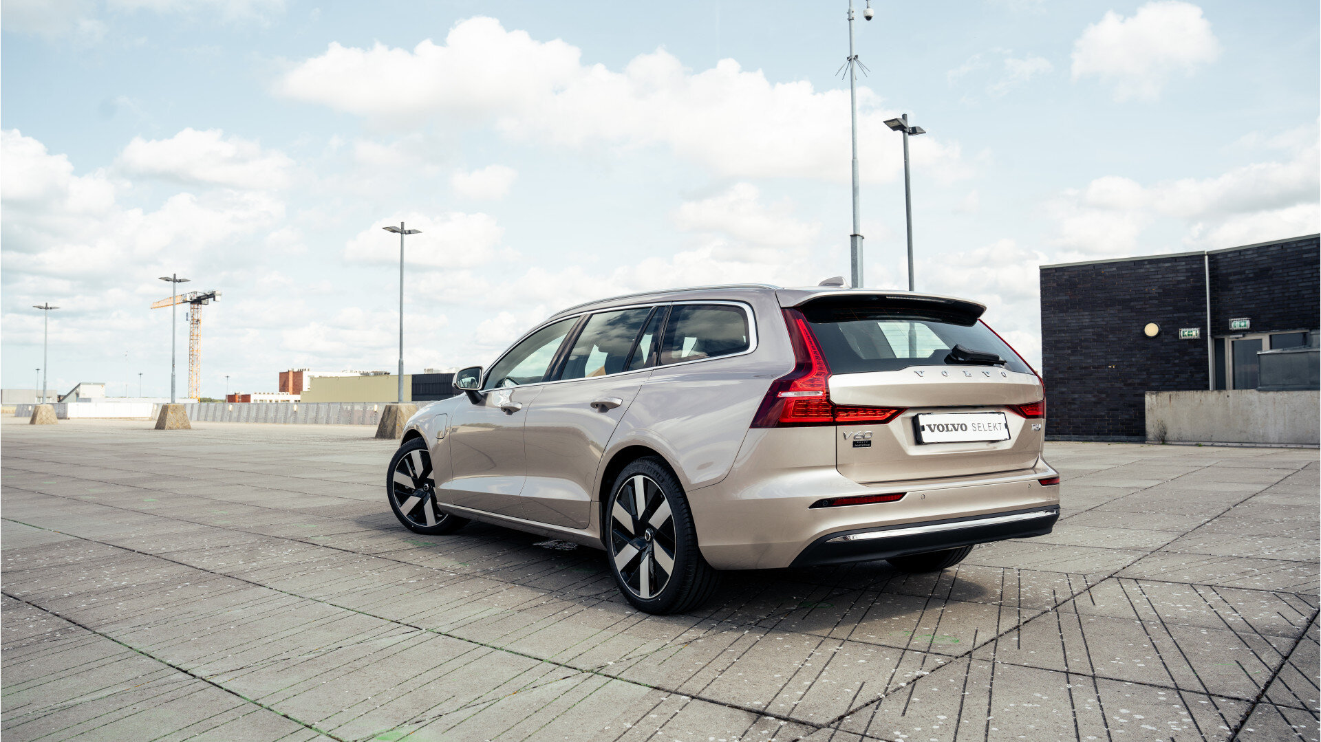 Volvo V60 2.0 T6 Plug-in hybrid AWD Essential Bright - Afbeelding 2
