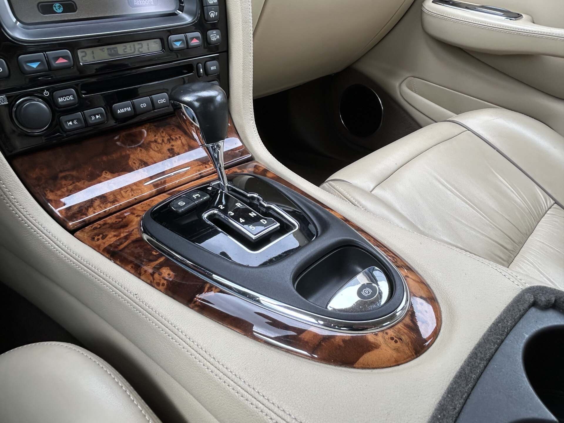 Jaguar XJ 4.2 298pk V8 Sovereign - Afbeelding 3