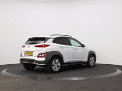 Hyundai KONA EV Comfort 64 kWh | Achteruitrijcamera | Navigatie | - Afbeelding 2