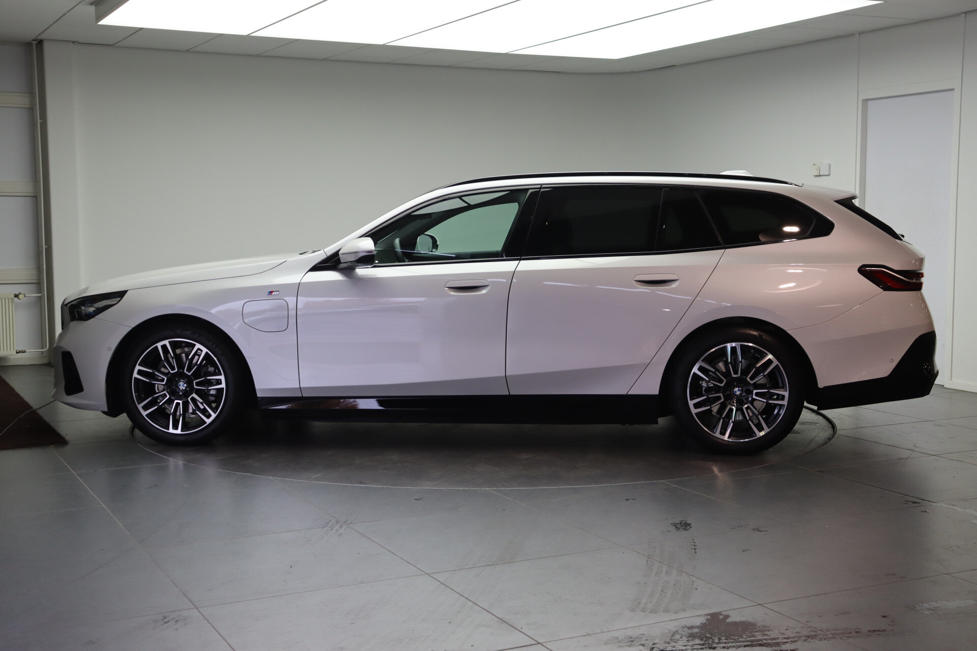 BMW 5 Serie Touring 530e M Sport Automaat - Afbeelding 2