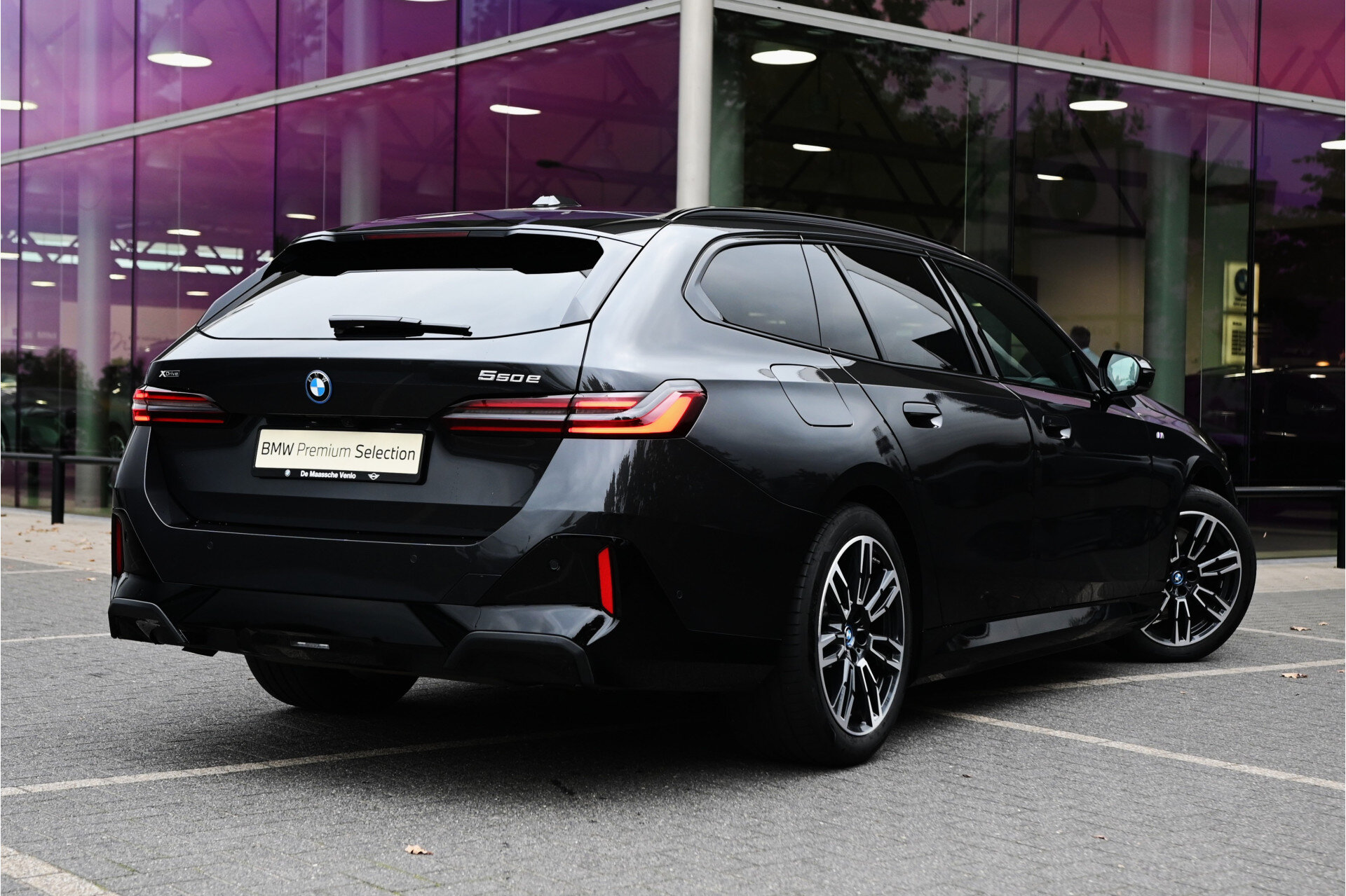 BMW 5 Serie Touring 550e xDrive M Sport Automaat - Afbeelding 2