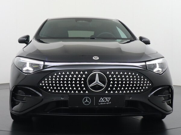 Verlichte grille met Mercedes-Benz sterrenpatroon, geanimeerd