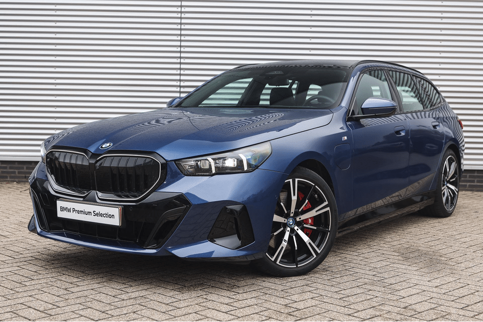 BMW 5 Serie Touring 550e xDrive M Sport Automaat - Afbeelding 1