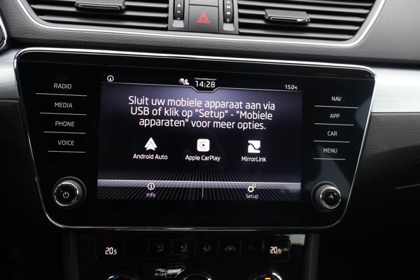Apple Carplay/Android Auto Apple Carplay/Android Auto
