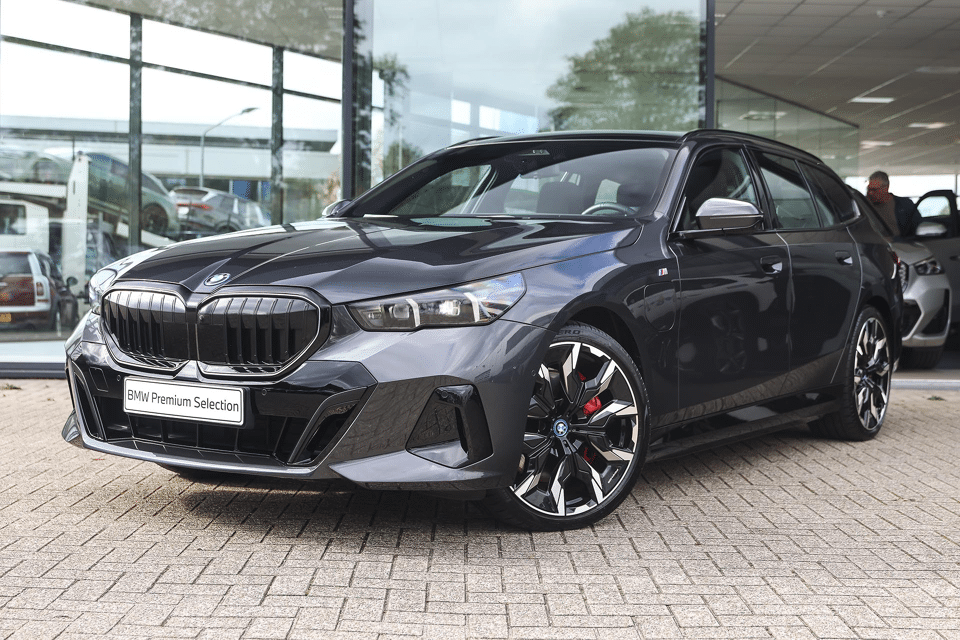 BMW 5 Serie Touring 550e xDrive M Sport Automaat - Afbeelding 1
