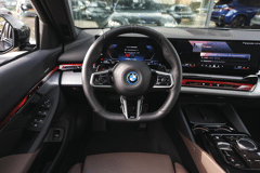 BMW 5 Serie Touring 550e xDrive M Sport Automaat - Afbeelding 3