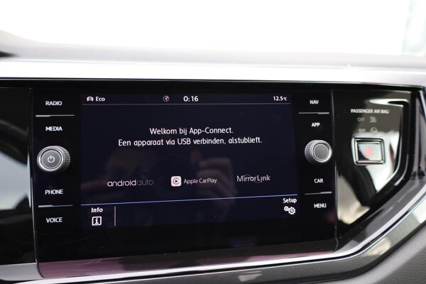 Apple Carplay/Android Auto Apple Carplay/Android Auto