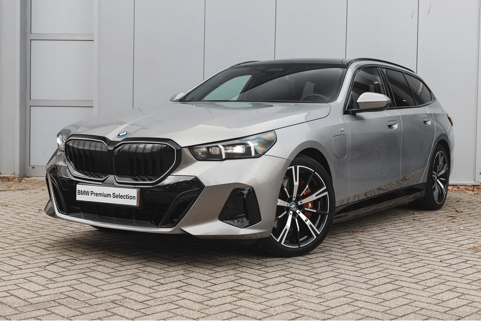 BMW 5 Serie Touring 550e xDrive M Sport Automaat - Afbeelding 1