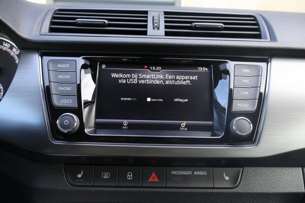 Apple Carplay/Android Auto Apple Carplay/Android Auto