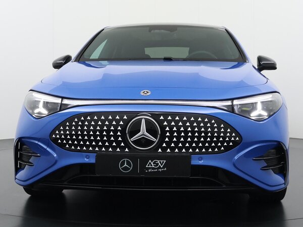 Verlichte grille met Mercedes-Benz sterrenpatroon, geanimeerd
