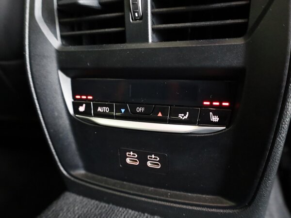 Verwarmde stoelen voor en achter Verwarmde stoelen voor en achter