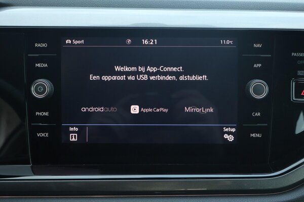 Apple Carplay/Android Auto Apple Carplay/Android Auto