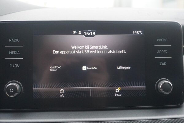 Apple Carplay/Android Auto Apple Carplay/Android Auto