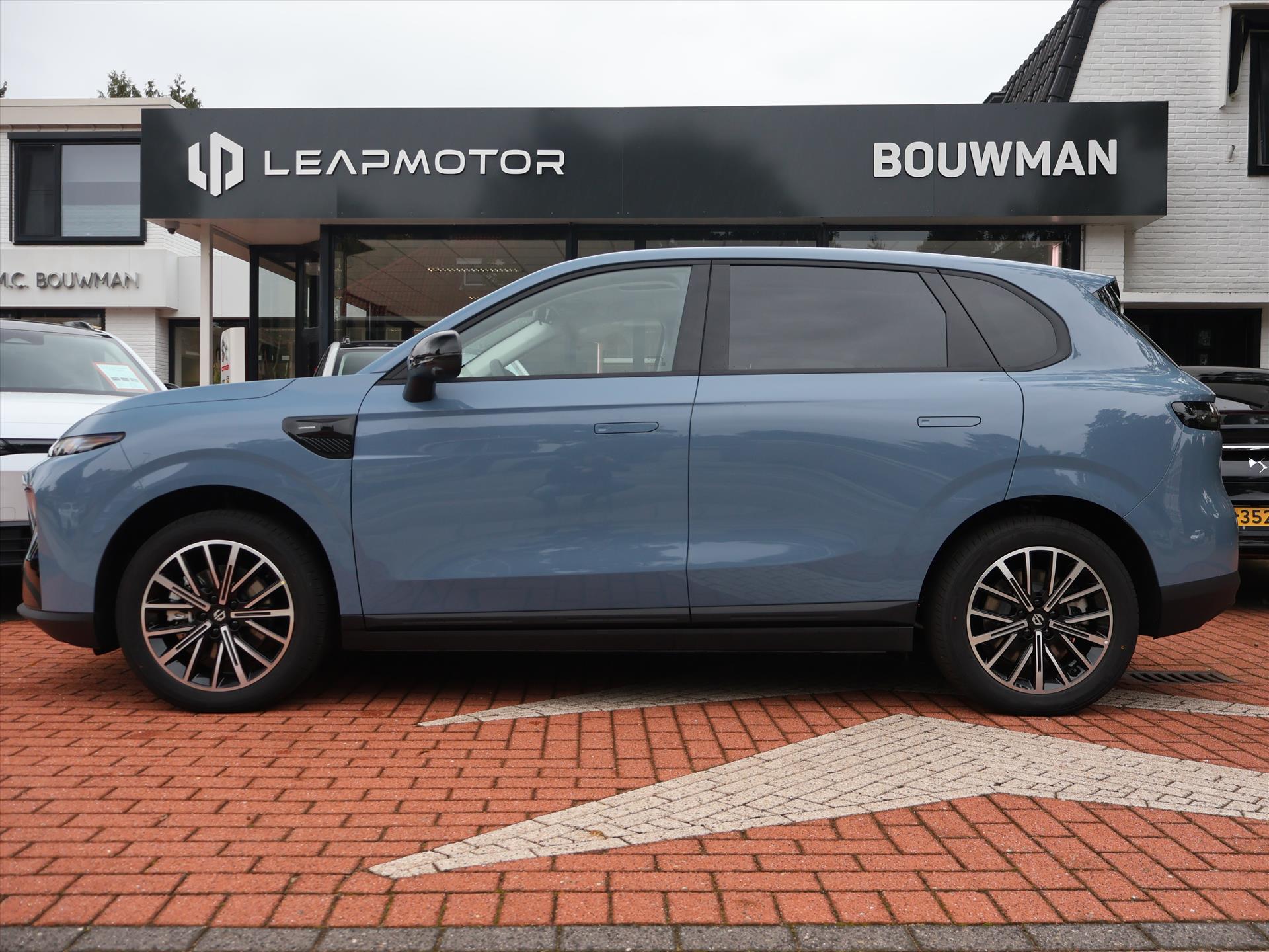 Leapmotor B10 EV 67,1 kWh 218PK Design ProMax, Rijklaarprijs | NIEUW | Panoramadak | Navigatie | Camera | Adaptieve Cruise Control - Afbeelding 4