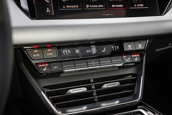 voorstoelen en achterbank verwarmd