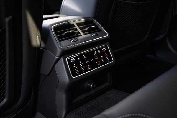 voorstoelen en achterbank verwarmd voorstoelen en achterbank verwarmd