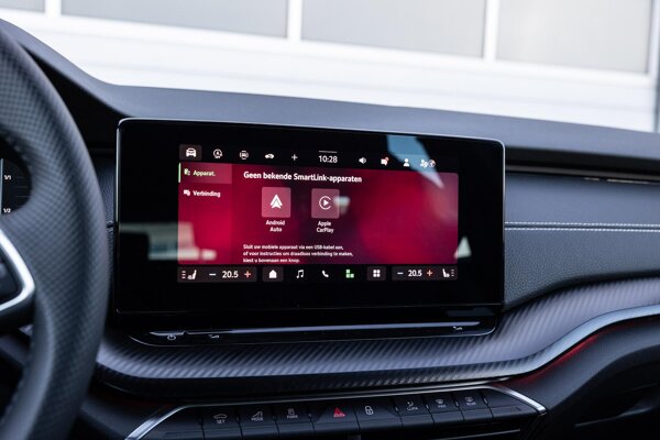 Apple Carplay/Android Auto Apple Carplay/Android Auto