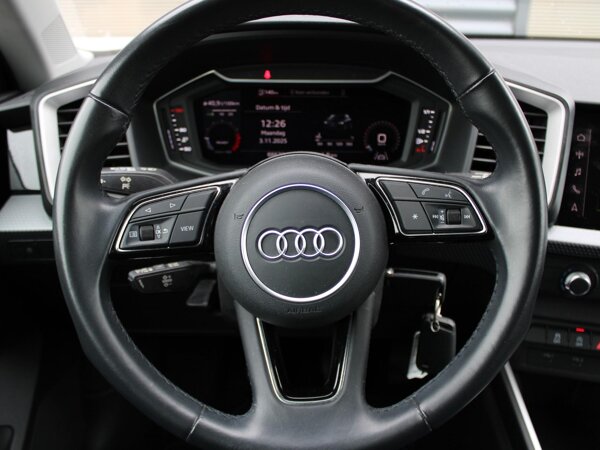 Driespaaks afgevlakt multifunctioneel sportstuurwiel met leder bekleed Driespaaks afgevlakt multifunctioneel sportstuurwiel met leder bekleed