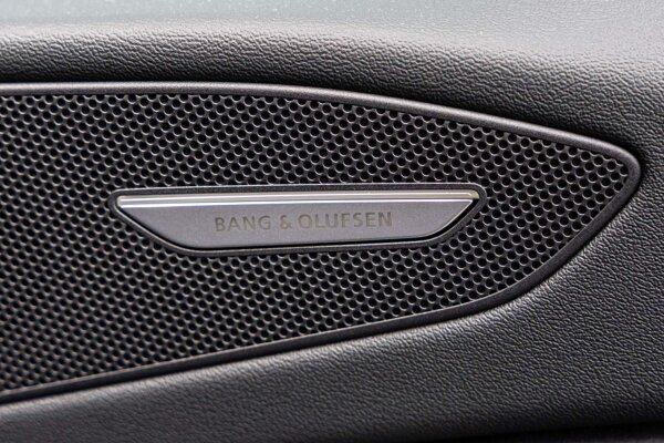 Bang & Olufsen luidsprekers in de hoofsteunen vóór Bang & Olufsen luidsprekers in de hoofsteunen vóór