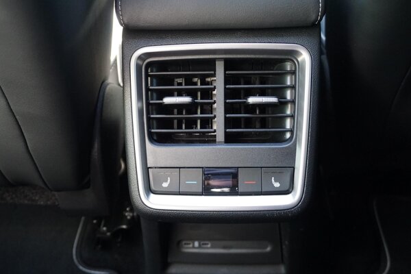 voorstoelen en achterbank verwarmd